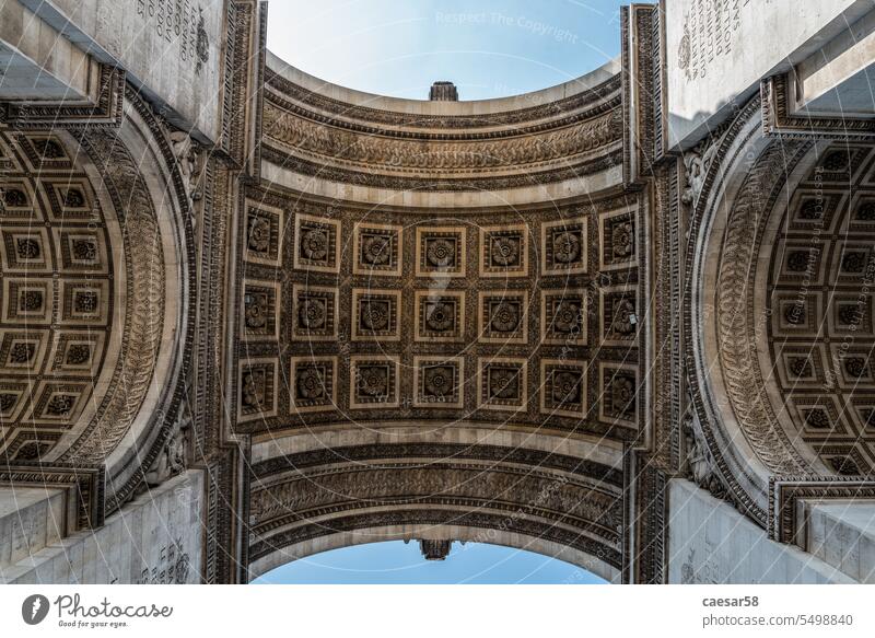Der ikonische Arc de Triomphe im Sommer in Paris Wahrzeichen Bogen Triumph Frankreich monumental hoch Europa Zimmerdecke Großstadt reisen Französisch Straße