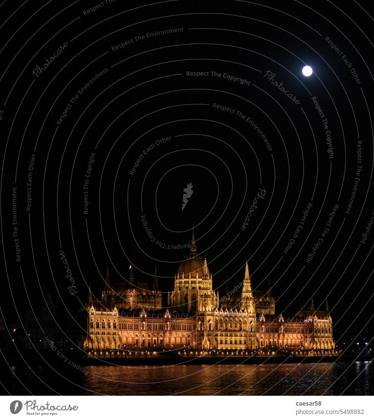 Das berühmte ungarische Parlament bei Nacht beleuchtet Europa antik Mond satt Budapest kultig Gebäude Ungarisch Regierung dunkel Palast Ungarn gotisch verziert