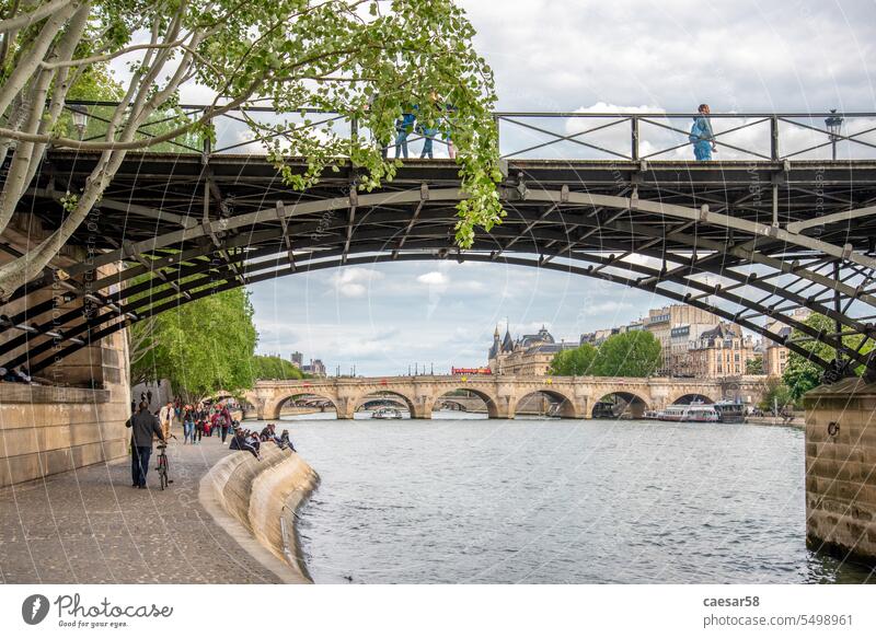 Unter der pittoresken Pont des Arts in Paris Brücke Fluss Seine Kunstpromenade Französisch Romantik Wahrzeichen Gasse darunter Bogen Symbol Konstruktion bügeln