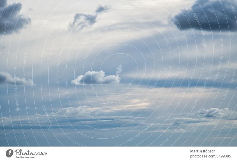 Wolken am Himmel. Hintergrundbild Vorlage. Licht Wolkendecke mit weichen Sonnenlicht Vektor Wetter Klima Kumulus Farbe wolkig Cloud Stil Textur Konzept Air