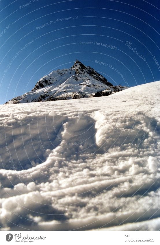 BergWinter01 Berge u. Gebirge Alpen Schnee Natur Wolkenloser Himmel Schönes Wetter Gipfel Skipiste Froschperspektive Hochformat Menschenleer aufwärts