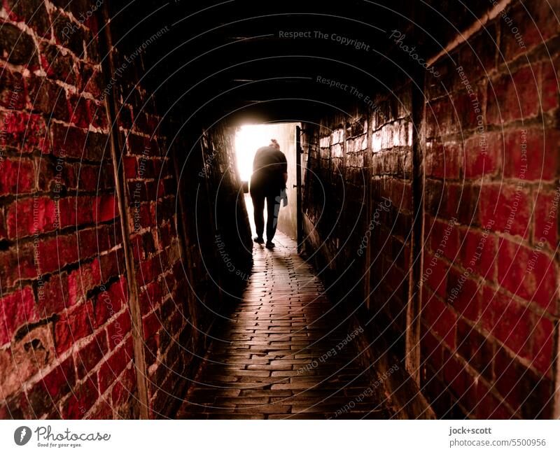 eine schmale und enge Gasse führt zum Licht Fußgänger Lübeck historisch Altstadt Architektur Wege & Pfade Silhouette Gegenlicht Tunnelblick Gang Schatten