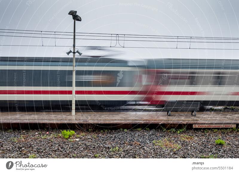 Durchzug Laterne Mobilität unterwegs warten Bank Bahnsteig Himmel Zugverkehr Ferien & Urlaub & Reisen Personenzug fahren Fahrplan pünktlich Verkehrsmittel