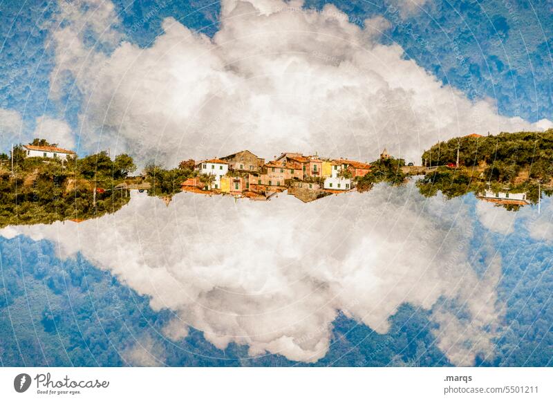 Wohnen mit Aussicht optische täuschung Schweben wohnen Symmetrie Wolken Himmel Doppelbelichtung abstrakt mediterran Dorf Häuser Schönes Wetter Traumwelt