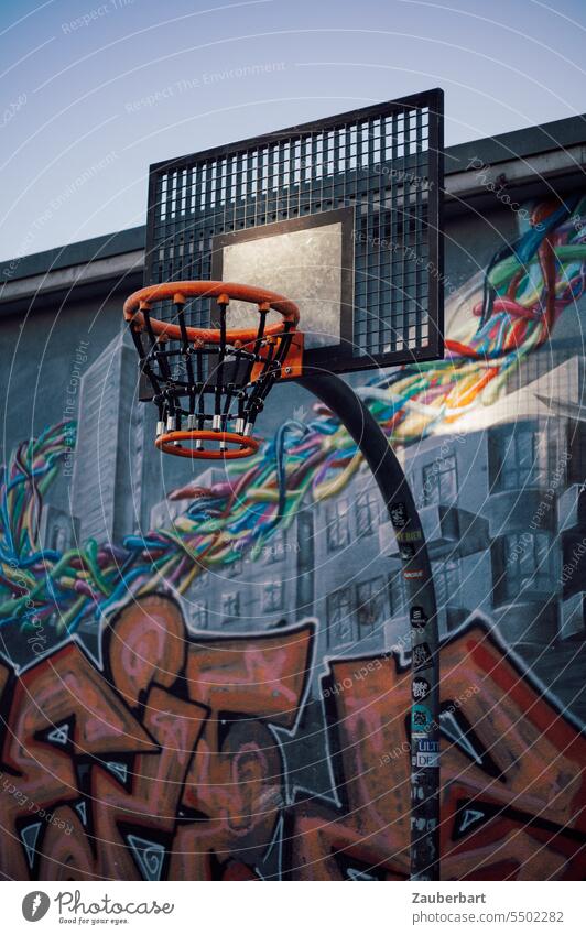 Basketballkorb in orange vor Wand mit Graffiti Korb urban Sport sportlich Spielen Ballsport Basketballplatz Fitness werfen Treffer