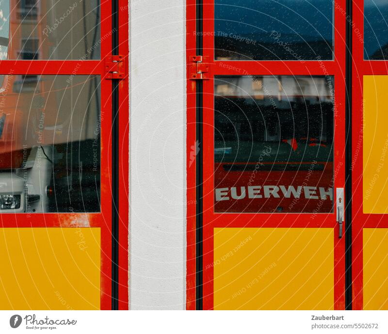 Feuerwehr, Tor in rot und orange, dahinter Fahrzeug Feuerwehrhaus Einfahrt eckig quadratisch scheibe geometrisch Garage geschlossen Ausfahrt