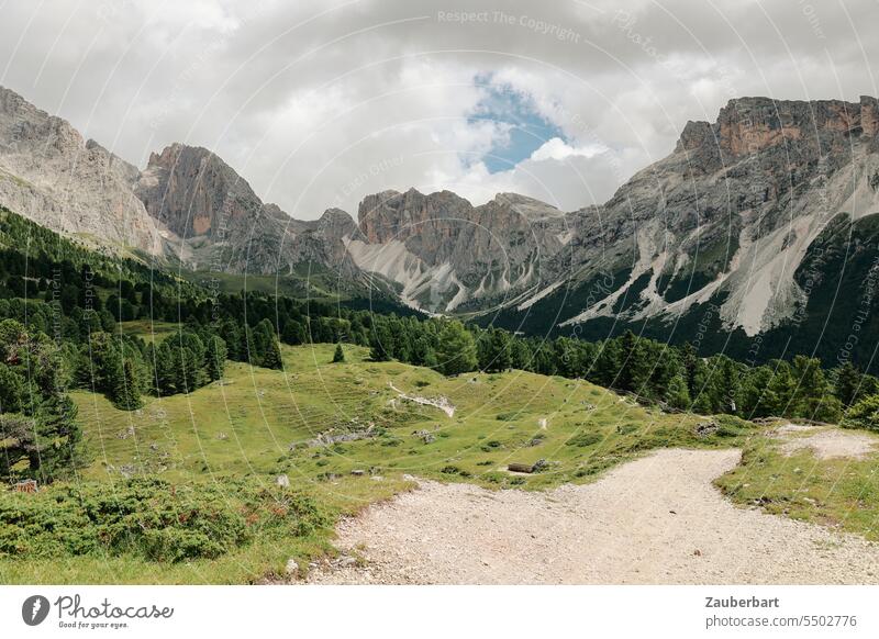 Bergpanorama, trockenes Bachbett, Wanderweg, Felsen und Geröllfeld, Himmel mit Wolken Alpen Panorama Gipfel grün Landschaft Südtirol wandern wanderlust