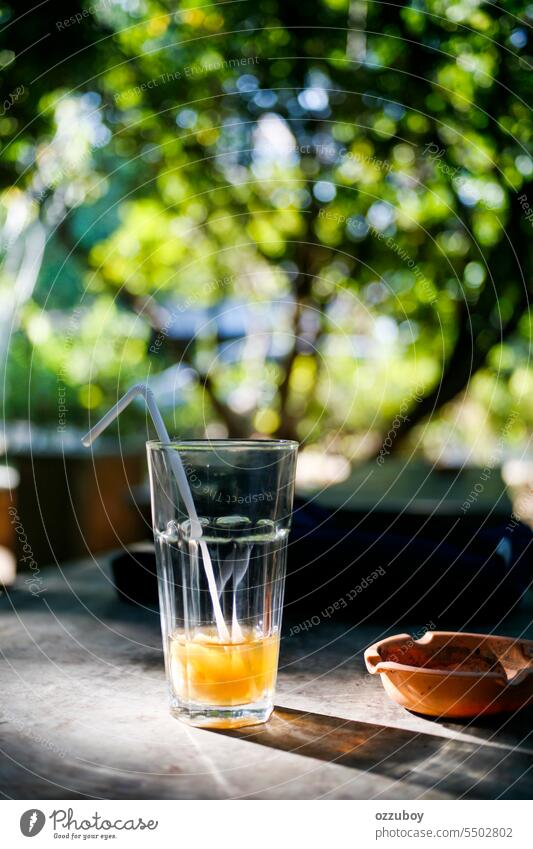 leeres Glas Litschi-Tee an einem sonnigen Tag keine Menschen trinken Trinkglas Frische Nahaufnahme horizontal Erfrischung im Freien Tisch Wasser Sommer liquide