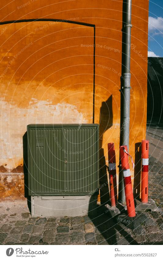 von pollern, rohren und kästen Poller Rohr Fallrohr Kasten Kopfsteinpflaster Wand Ecke Straßenecke Stromkasten schaltkasten Straßenrand