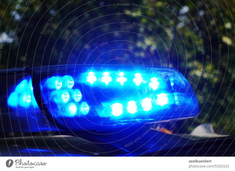 Blaulicht am Polizei- oder Rettungsfahrzeug bei Nacht - ein lizenzfreies  Stock Foto von Photocase