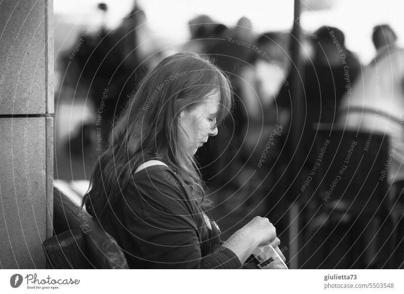 Drinkje bej Inkje | Kurze Auszeit - Frau mit langen Haaren sitzt auf einer Bank und möchte sich eine Zigarette drehen Porträt Schwarzweißfoto feminin Erwachsene