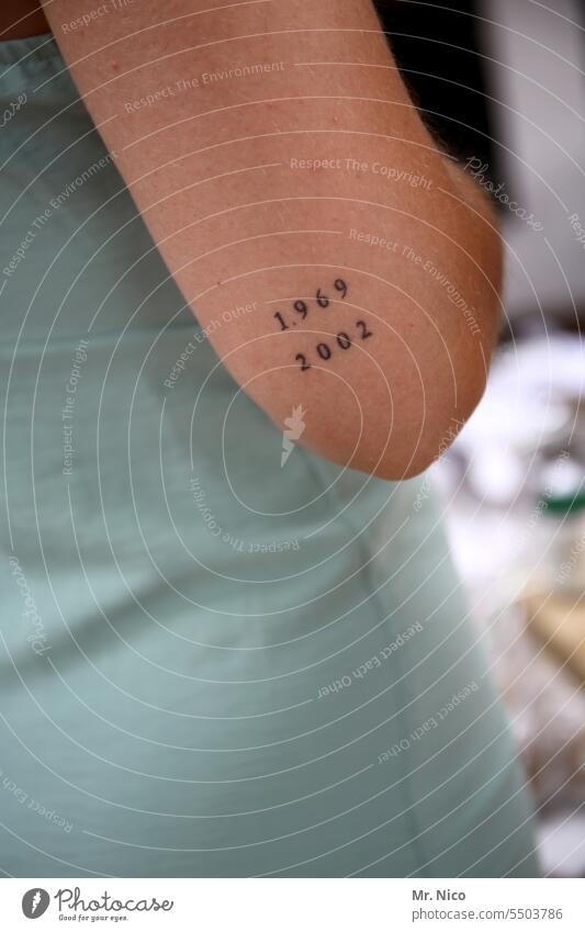 1969 / 2002 Arme Tattoo Oberarm Haut Jahr Zahl Nummer Ziffern & Zahlen Schriftzeichen tätowiert Tattoos feminin zart Ellbogen Ellenbogen körperteil geburtsjahr