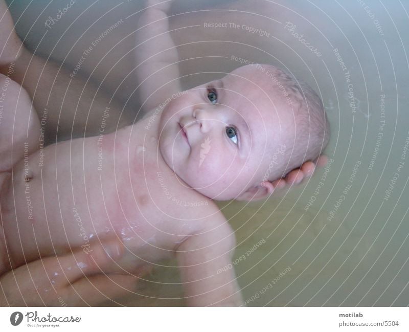geborgen  :) Baby Kind Geborgenheit vertauen Sicherheit Zufriedenheit Bad Mensch Glück Wasser Schwimmen & Baden Waschen