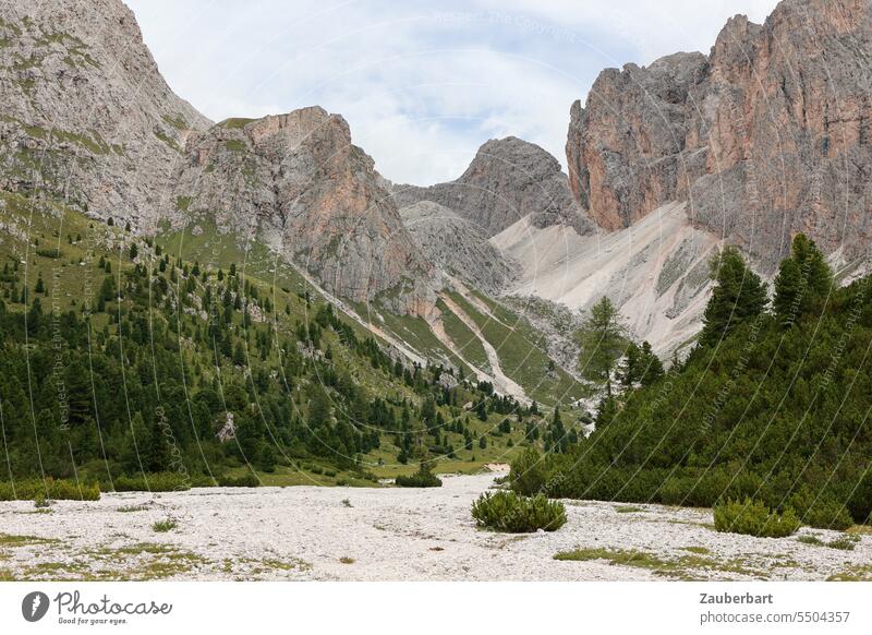 Bergpanorama, trockenes Bachbett, Felsen, Sattel und Geröllfeld, Himmel mit Wolken Alpen Panorama Gipfel grün Landschaft Südtirol wandern wanderlust Wandertag