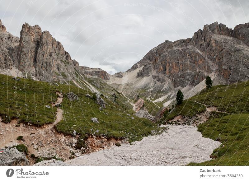 Bergpanorama, trockenes Bachbett, Wanderweg, Felsen, Sattel und Geröllfeld, Himmel mit Wolken Alpen Panorama Gipfel grün Landschaft Südtirol wandern wanderlust