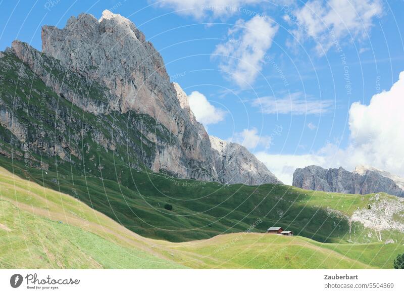 Bergpanorama, grüne Wiese Alm, Himmel mit Wolken Alpen Panorama Gipfel Landschaft Südtirol wandern wanderlust Wandertag Aussicht Berge u. Gebirge Natur
