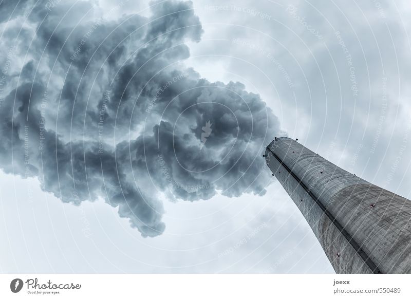 Rauchentwicklung Umwelt Luft Himmel Wolken Klima schlechtes Wetter Schornstein bedrohlich dick dunkel groß trist blau grau Endzeitstimmung Umweltverschmutzung