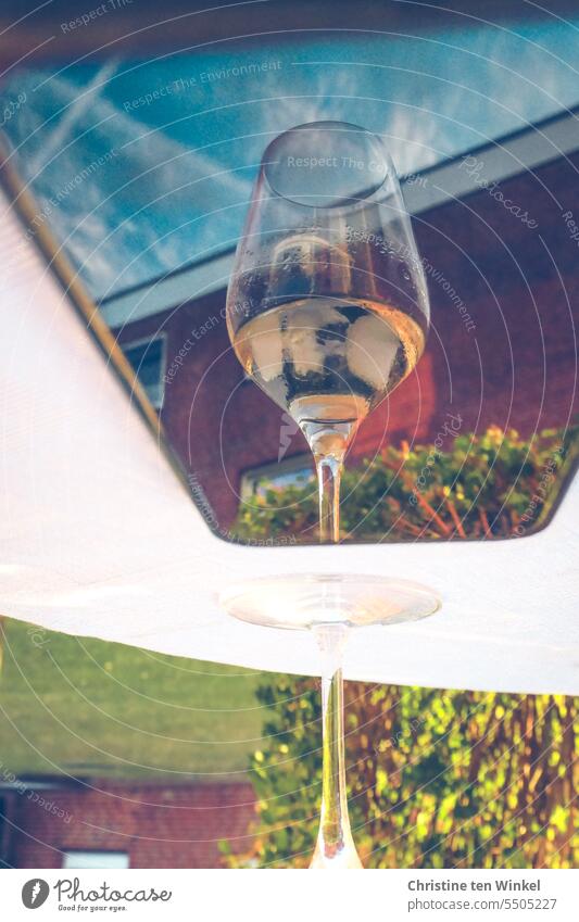 Weinglas spiegelt sich in einem Smartphone Glas Alkohol Tisch Spiegelung Getränk Reflexion & Spiegelung Weißwein Nahaufnahme Außenaufnahme Gebäude