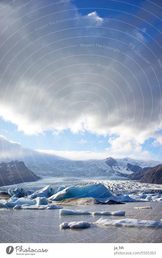 Gletscher und See mit Eisschollen Island Eisschicht Eisschmelze Eisberg blau Gletschereis Gletscherschmelze Seen Klima Klimawandel Klimaschutz klimakrise