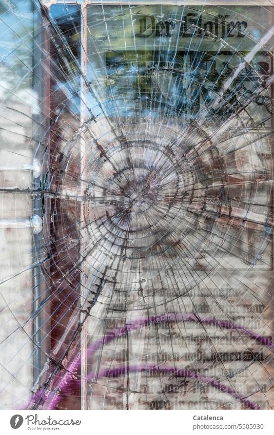 Drinkje bej Inkje | kaputte Fensterscheibe Glas zersprungen gebrochen Zerstörung Zerbrochenes Fenster Vandalismus Schaden Glasscheibe Vergänglichkeit Scherbe