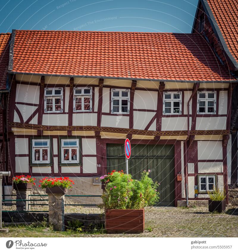 Schiefes Fachwerkhaus in Hornburg Dorfidylle alt historisch denkmalgeschützt schief Fassade Altstadt Architektur Kleinstadt Fachwerkfassade Menschenleer Haus