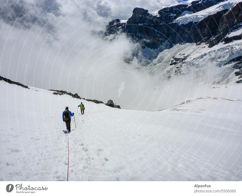 Bergsteiger beim Abstieg | Seilschaft Bergsteigen Gletscher Abenteuer Außenaufnahme Berge u. Gebirge Alpen Erfolg Schneebedeckte Gipfel Felsen Tatkraft