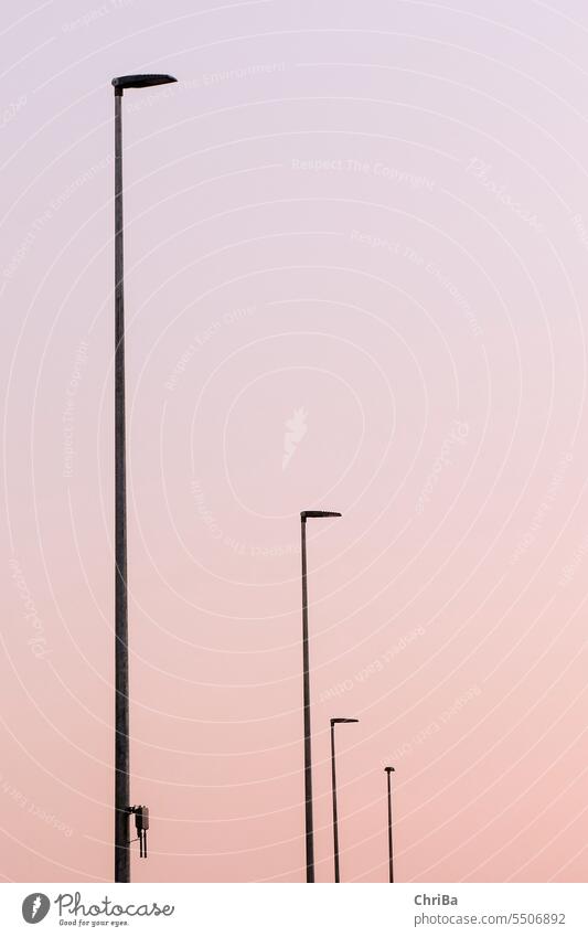 Straßenlaternen im Abendlicht homogen grafisch gleich Licht abstrakt dunkel Himmel Außenaufnahme rot Menschenleer Architektur Dunkelheit Lampe Textfreiraum