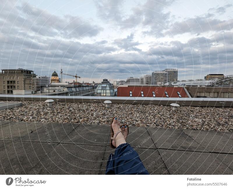 Über den Dächern von Berlin sitzen und die Wolken am Himmel ziehen lassen. Einfach mal die Seele baumeln lassen. Fernsehturm Dach über den Dächern Stadt