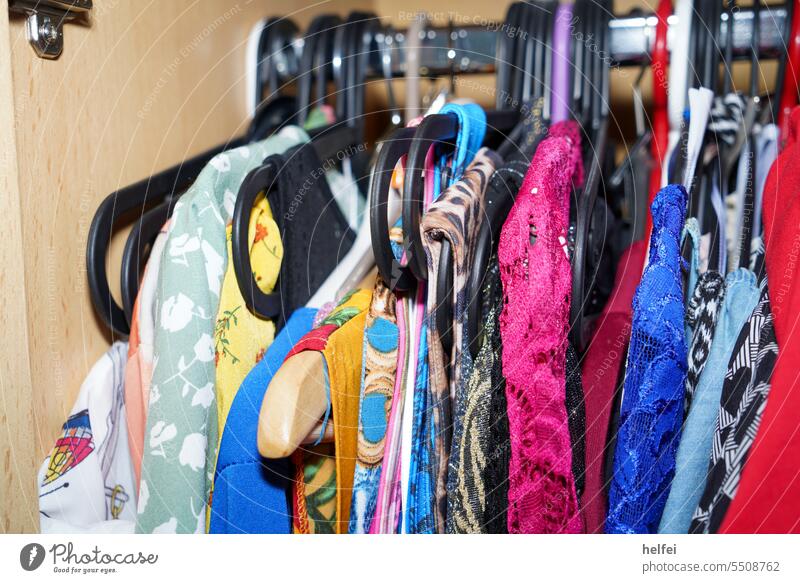Blick in den Kleiderschrank, bunte Kleider Bekleidung hängen Stoff Kleidung Kleiderbügel Ordnung Kleidungsstück Textil Hemd Outfit Mode Sammlung