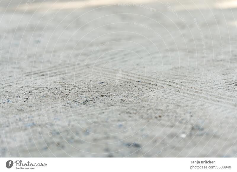 Reifenspuren im Sand Spuren im Sand sandig Abdruck Reifenprofil Strukturen & Formen Linien Profil Muster grau hellgrau Detailaufnahme Spuren von Reifen
