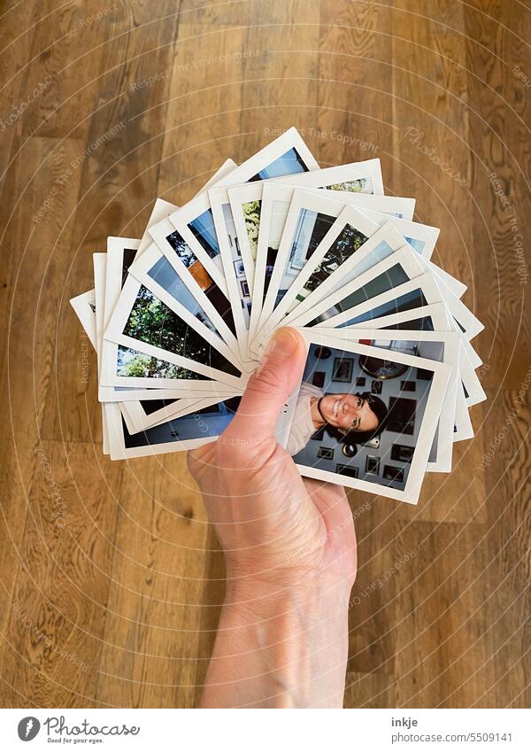 the hood  | drinkje bej inkje Polaroid Farbfoto Fotos Hand halten viele Bilder Porträt fröhliche Frau Bunt Kartenspiel sammeln Freundschaft Textfreiraum