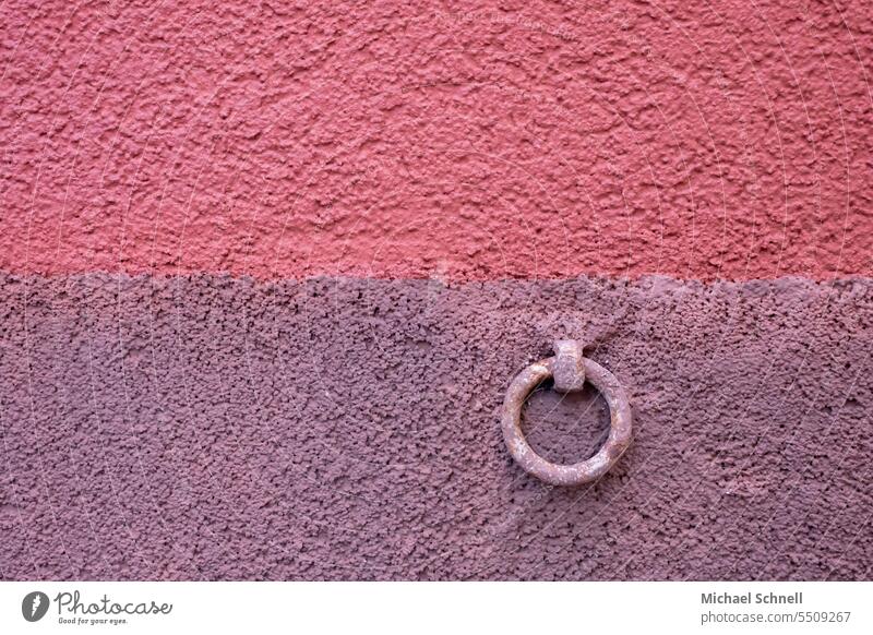 Nasenring an der Hauswand Befestigung anleinen Ring Farbfoto Wand sichern Mauer Fassade trist alt Gedeckte Farben Architektur festmachen rund
