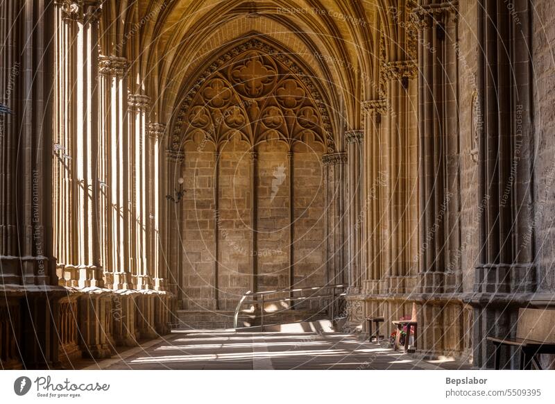 Der Kreuzgang der Kathedrale St. Maria, Pamplona Religion gotisch Bogen navarre Spalte Spanien traver Kolonnade Spanisch katholisch beten Grab Jungfrau Anbetung