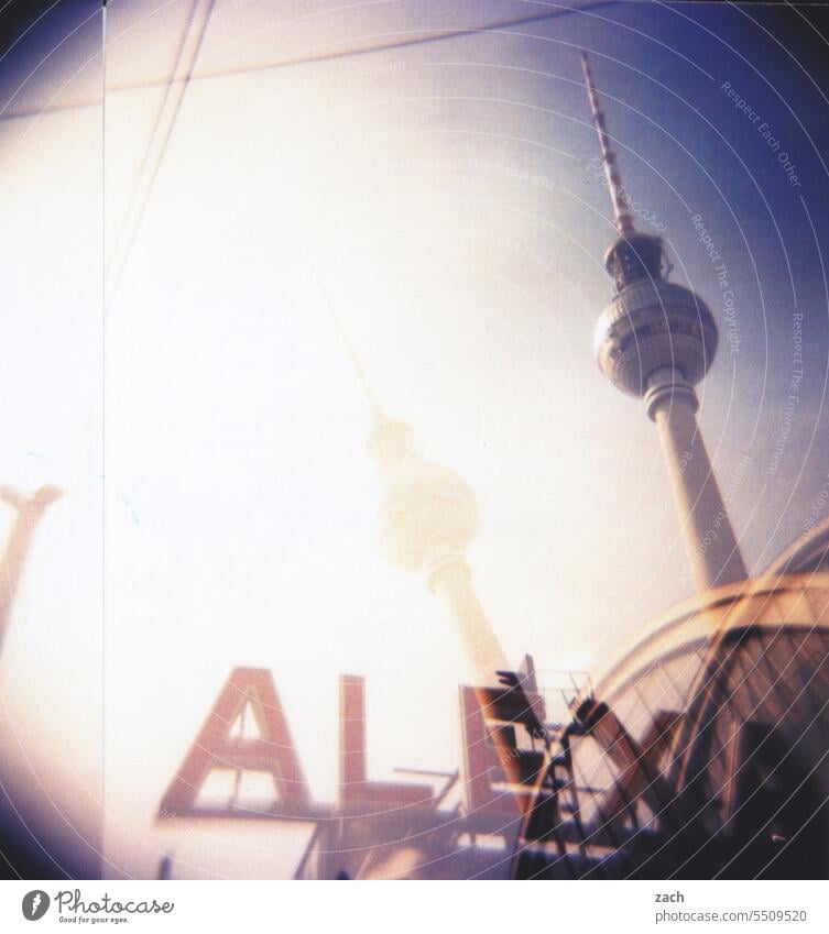 Alexa Lomografie analog Himmel Dia Holga Alexanderplatz Außenaufnahme Stadt Scan Berlin Berliner Fernsehturm Hauptstadt Stadtzentrum Turm Wahrzeichen DDR