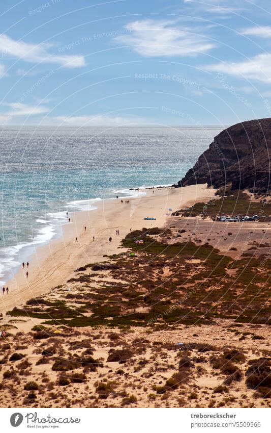 Blick über eine Bucht auf den Kanarischen Inseln, Hochformatfoto Fuerteventura Spanien Kanarienvogel Wasser MEER Landschaft rico del paso Strand Himmel Küste