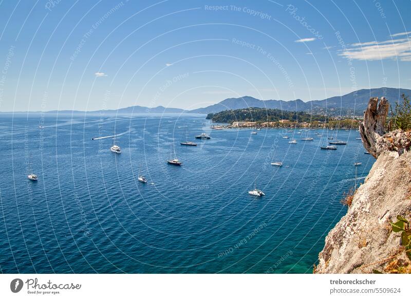 Blick auf die malerische Bucht von Korfu-Stadt Kerkyra mit vielen Booten Portwein MEER Griechenland Insel blau mediterran Küste Tourismus Wasser reisen Feiertag