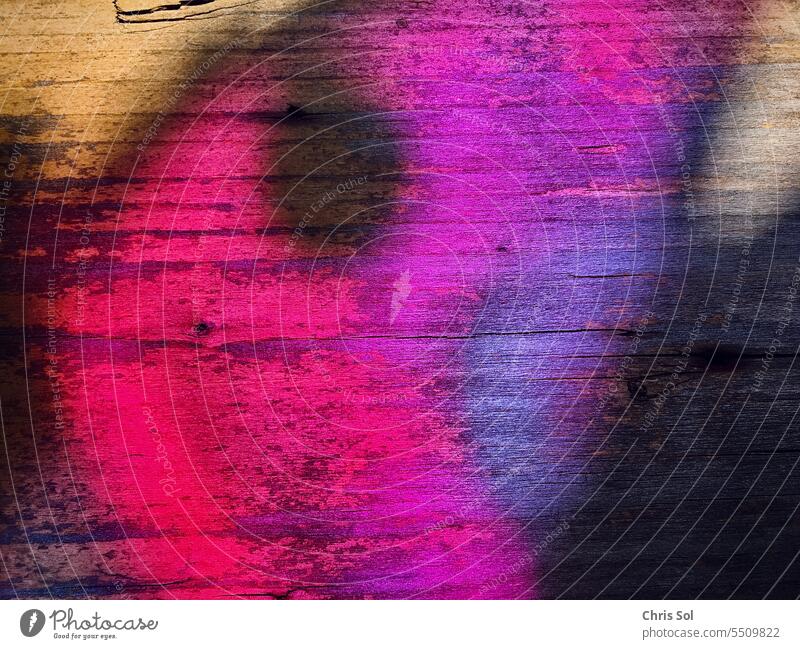 Altes Holz Brett Struktur Maserung Oberfläche Hintergrund Abstrakt mit Licht und Schatten Farbenspiel in Pink Magenta Blau Lila Rosa Violett Tönen struktur