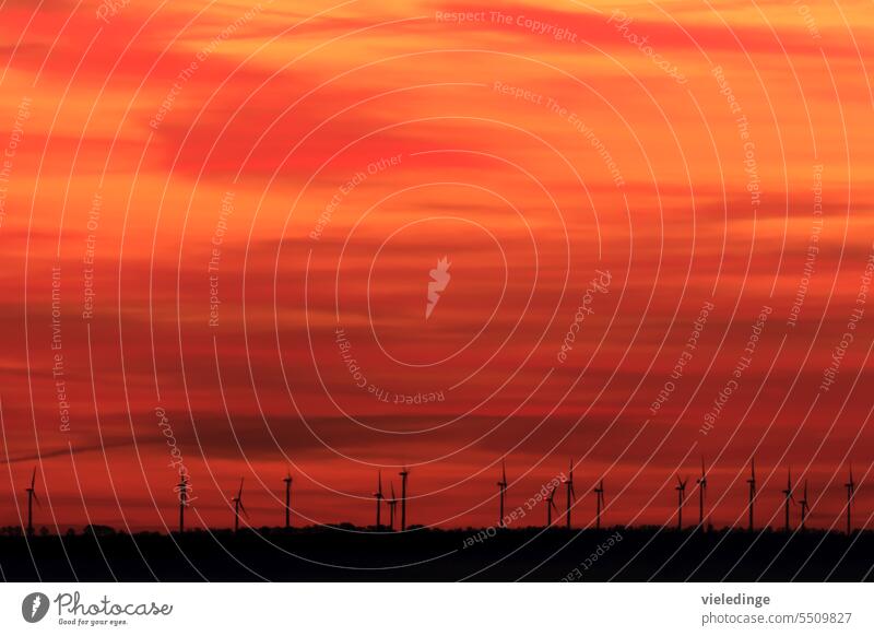 Sonnenaufgang über dem Thüringer Becken Thüringen Windkraftanlage Windrad Windräder Hintergrund Windparkanlage rot Himmel Leerraum Erneuerbare Energie