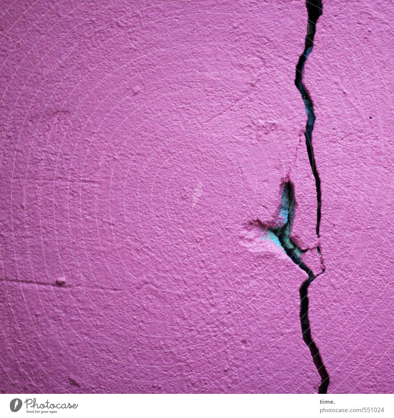 Bewegungsmelder Haus Mauer Wand Fassade Riss Stein Linie alt außergewöhnlich eckig gruselig kaputt rebellisch trashig Stadt rosa bedrohlich Hilfsbereitschaft