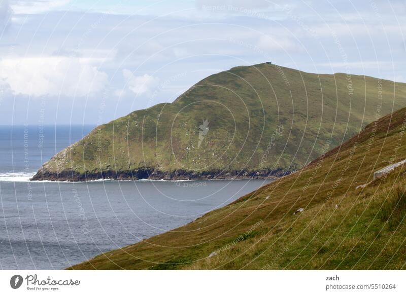 Am Ende der Welt Irland Hügel Gras Wiese Wolken Natur grün Republik Irland Landschaft schlechtes Wetter Berge u. Gebirge Meer Atlantik Atlantikküste Wasser