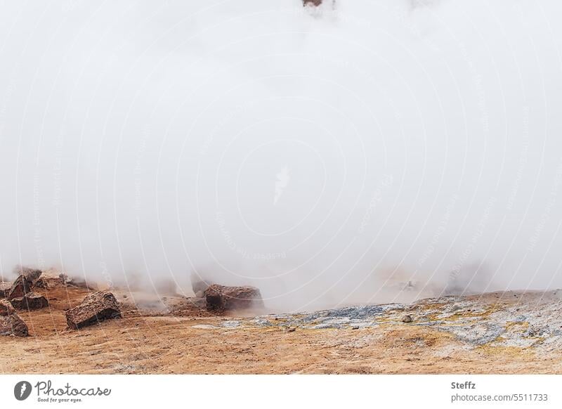 Geothermie und Schwefelgase auf Island Schwefeldampf Hexenküche Marslandschaft höllisch heiß geothermisch Rauch Qualm isländisch Schwefelquellen vulkanisch