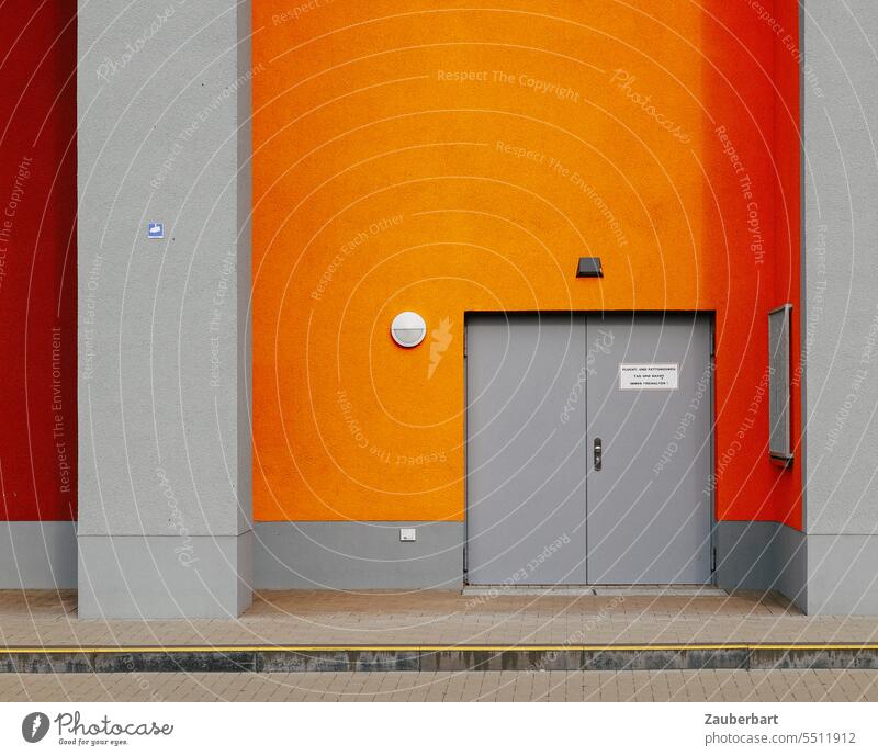 Fassade in orange mit grauer Tür und grauen Pfeilern minimalistisch schlicht Wand Architektur Strukturen & Formen Gebäude abstrakt modern Minimalismus