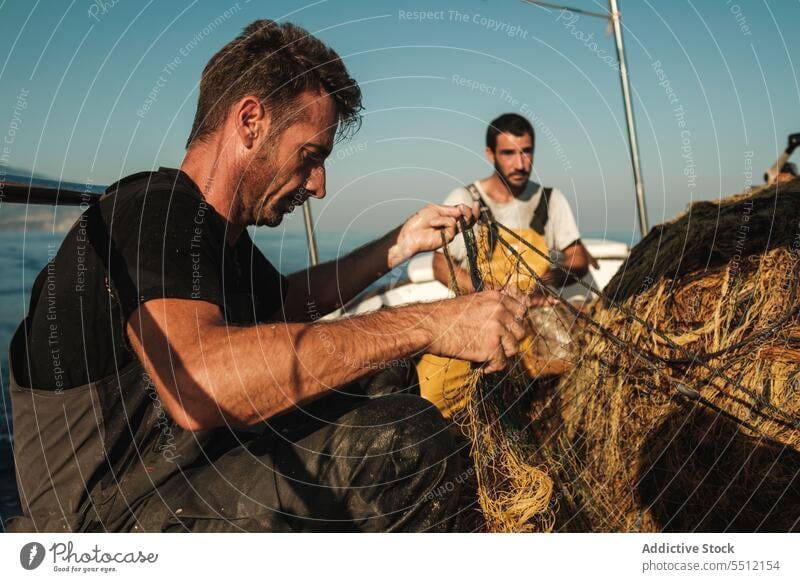 Hispanische Männer mit Fischernetz Netz Fischen MEER Boot Segel Sommer Natur Wasser Konzentration männlich Spanien Soller Mallorca ethnisch hispanisch Fokus