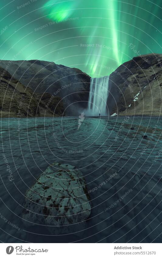 Mächtiger Wasserfall fließt durch felsigen Hang unter Nordlicht Landschaft Berge u. Gebirge Berghang polar Aurora Erscheinung majestätisch Island Europa wild