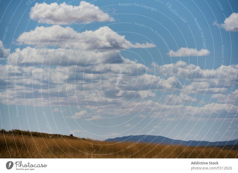 Bewölkter Himmel im Hochland durchdringend Landschaft bedeckt Berge Highlands Himmel (Jenseits) Umwelt idyllisch Freiheit Licht Inspiration Sonnenlicht blau