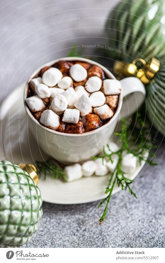 Marshmallow-Kakao mit Weihnachtskugeln Weihnachten lecker süß Dessert Tanne Zweig Neujahr Teller geschmackvoll Ball Feiertag Dekoration & Verzierung Kugel