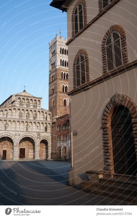 Außenansicht des Doms von Lucca, Toskana, Italien, mittelalterliches Gebäude Architektur Kathedrale Kirche Großstadt Farbe Tag Duomo Europa Außenseite Fassade