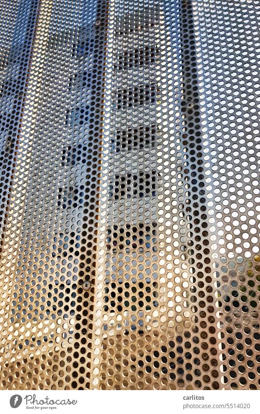 Gesiebtes Licht | Hochhaus hinter Lochblech Zaun Blech Sichtschutz silber rund Metall Strukturen & Formen Detailaufnahme abstrakt grau Schutz Gitter Absperrung