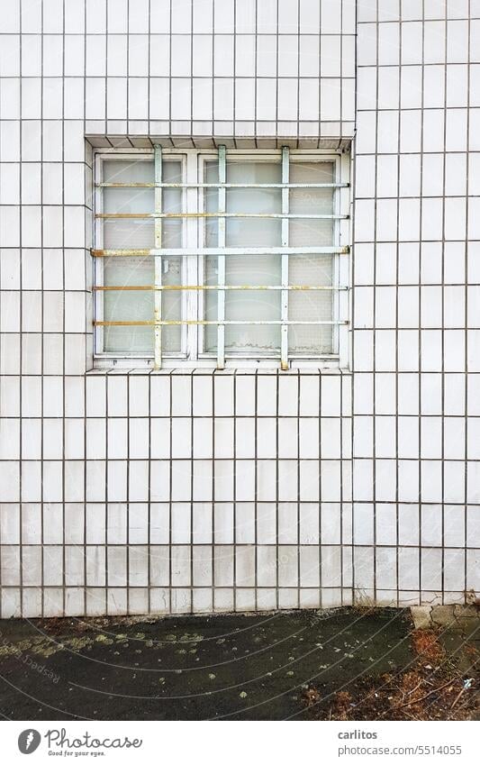 Einbruch- oder Ausbruchsicher ?  | Alte Tankstelle Fliesen Kacheln Fenster Gitter Fliesen u. Kacheln Wand Muster Strukturen & Formen abstrakt Mosaik Quadrat