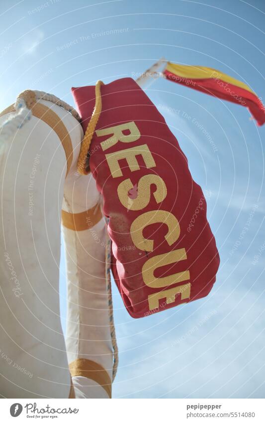 Rettungsring mit Fahne retten Rettungsschwimmer Rettungsgeräte Sicherheit Ferien & Urlaub & Reisen Schwimmen & Baden Außenaufnahme Strand Notfall Schutz SOS